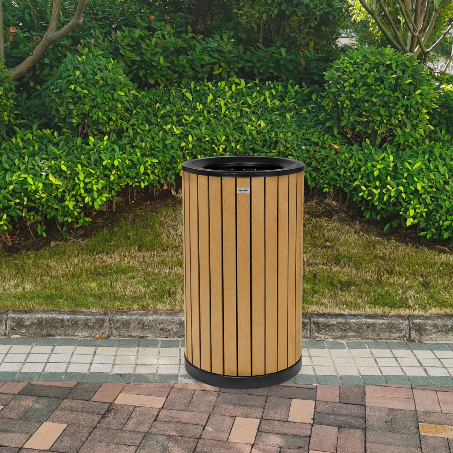 round-32-gallon-outdoor-trash-container-with-slatted-recycled-plastic